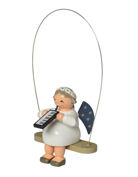 Engel auf Schaukel mit Melodica